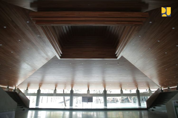 Menteri Pekerjaan Umum dan Perumahan Rakyat (PUPR) Basuki Hadimuljono meninjau progres pembangunan Kawasan Gedung Gelanggang Inovasi dan Kreativitas (GIK) Universitas Gadjah Mada yang berada di Kabupaten Sleman, Provinsi D.I. Yogyakarta (DIY), Rabu (31/01/2024).