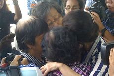 Kabar Hasil Pencarian Simpang Siur, Keluarga Penumpang AirAsia Resah