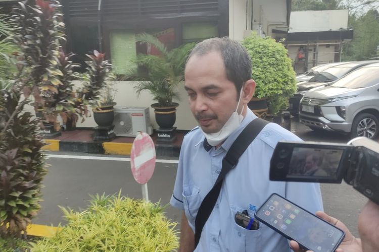 Salah pegawai Pabrik Gula (PG) Kebonagung, bagian Tata Usaha Keuangan, Faisal usai diperiksa kepolisian, Selasa (13/6/2023).