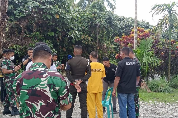 Rekonstruksi kasus penembakan oknum TNI yang menewaskan adik ipar di Prafi, Papua Barat, Selasa (21/6/2022).