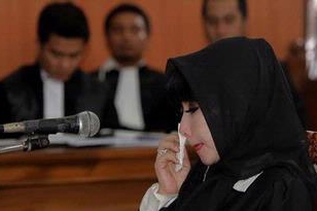Terdakwa Malinda Dee menjalani sidang perdana di Pengadilan Negeri Jakarta Selatan, Selasa (8/11/2011). Ia didakwa terlibat kasus pembobol dana nasabah Citibank senilai Rp 16 miliar. 