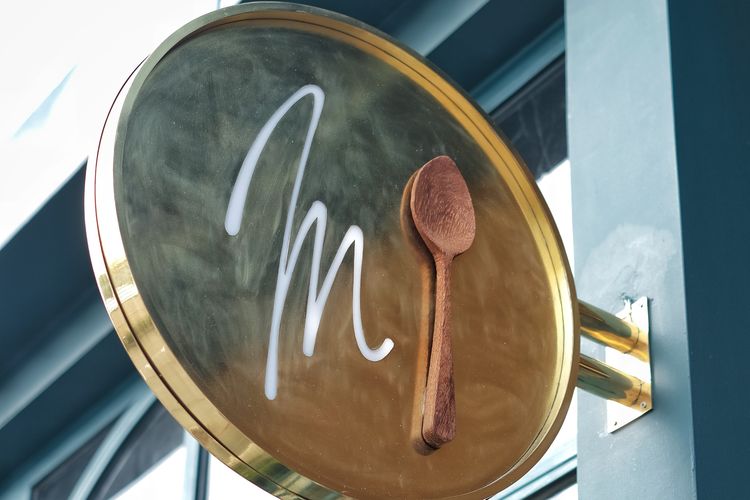Logo yang menggunakan ikon sendok ini adalah logo milik gerai roti asal Perancis, Monsieur Spoon. Di Jakarta, gerainya berada di Urban Farm Pantai Indah Kapuk. 

