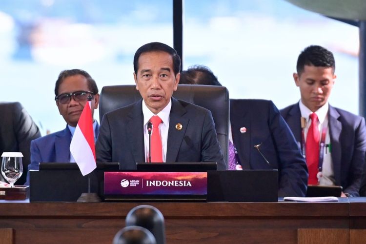 Presiden Joko Widodo saat memimpin pertemuan dalam KTT ke-42 ASEAN, di Hotel Meruorah, Labuan Bajo, Rabu (10/5/2023). 