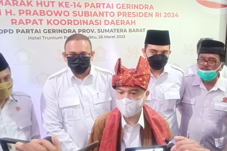 Ketua Harian Gerindra Sufmi Dasco Ahmad didampingi Ketua DPD Gerindra Sumbar Andre Rosiade memberikan keterangan pers, Sabtu (26/3/2022)
