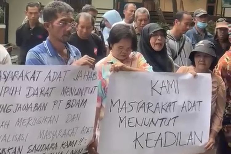 Ilustrasi: Sejumlah warga Desa Jahab kerap dipanggil polisi setelah adanya laporan perusahaan. Menurut warga, langkah hukum itu dianggap bentuk kriminalisasi atas konflik agraria dan aksi protes yang mereka lakukan. Senin (18/8/2025)