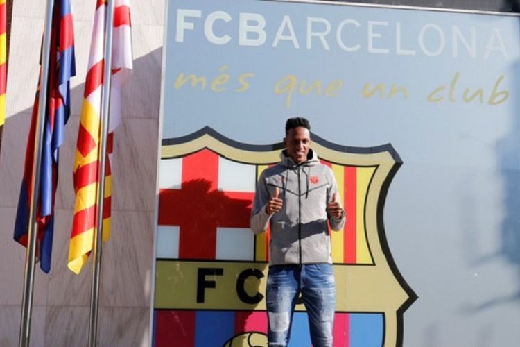 Yerry Mina berpose di depan logo FC Barcelona, Jumat (12/1/2018).