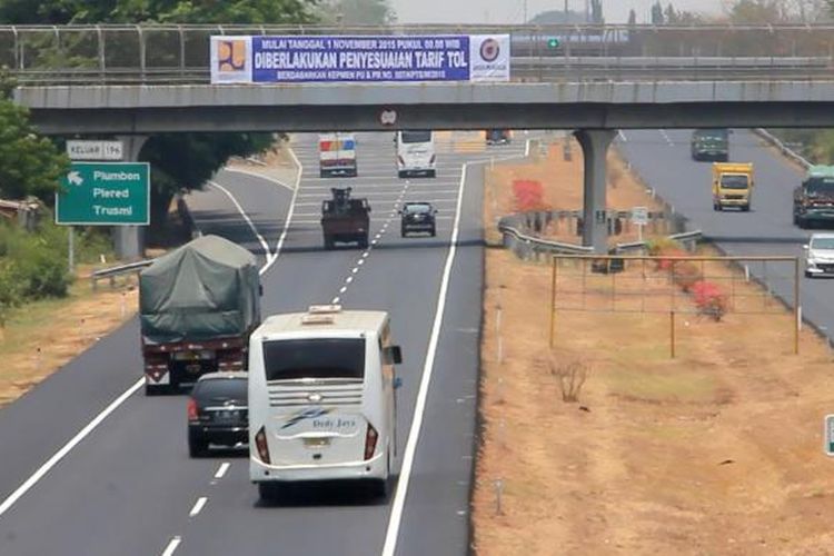 Ilustrasi jalan tol: Jasa Marga Tol Palimanan - Kanci, Cirebon, Jawa Barat, memasang informasi ketentuan penyesuaian tarif, di pintu gerbang Plumbon, Kecamatan Plumbon, Minggu (1/11/2015). Penyesuaian tarif sesuai keputusan KemenPUPR nomor 507,KPTS,M,2015, membuat tarif semula Rp.10.000 menjadi Rp.11.000 untuk sepanjang 28 Kilometer.