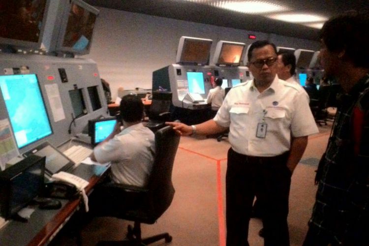 General Manager Makassar Air Traffic Service Center (MATSC), Novy Pantaryanto memperlihatkan ruang kontrol udara. 