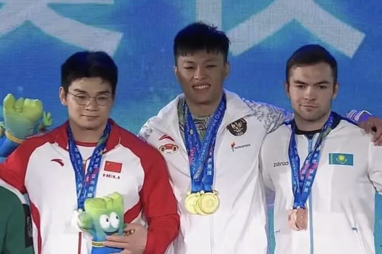 Lifter andalan Indonesia, Rahmat Erwin Abdullah, meraih tiga emas serta memecahkan rekor dunia atas namanya sendiri di ajang Kejuaraan Angkat Besi Asia 2025 yang digelar di Jiangshan, Tiongkok, Minggu (11/5/2025).
