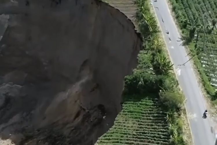 Lubang sekitar 2000 meter terbentuk di Kecamatan Ketol, Aceh Tengah.