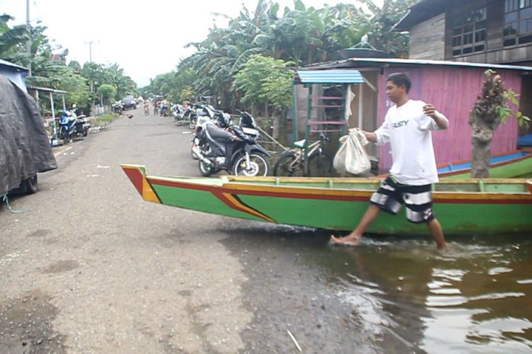 Banjir Sidrap Warga Menggunakan Perahu