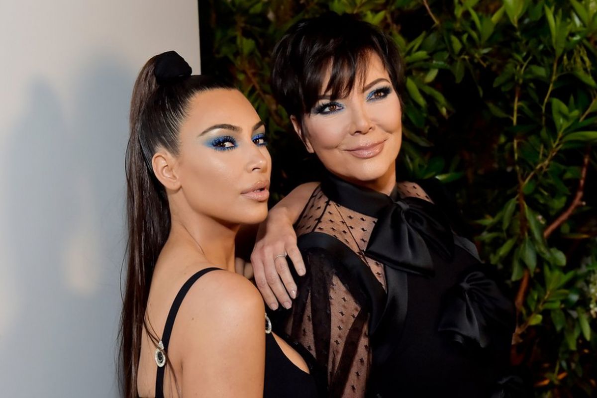 Kim Kardashian mempopulerkan kembali eyeshadow berwarna biru.