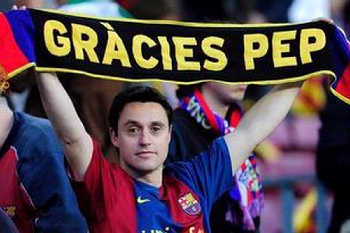 Seorang Barcelonista mengucapkan terima kasih kepada Pep Guardiola melalui spanduk yang dibawanya saat pertandingan Barcelona versus Espanyol di Camp Nou, Sabtu atau Minggu dinihari (6/5/2012). 