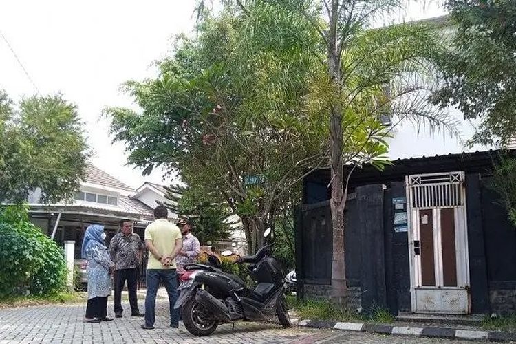 Rumah pasangan lansia yang ditemukan tewas membusuk di dalam kamarnya di Perumahan Citra Indah Bukit Raflesia, Desa Singajaya, Kecamatan Jonggol, Kabupaten Bogor.