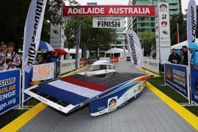 Inilah Nuon, mobil tenaga surya buatan Universitas Teknologi Delft Belanda yang memenangkan lomba balap mobil tenaga surya dari Darwin menuju Adelaide, Australia yang berjarak sekitar 3.000 kilometer.