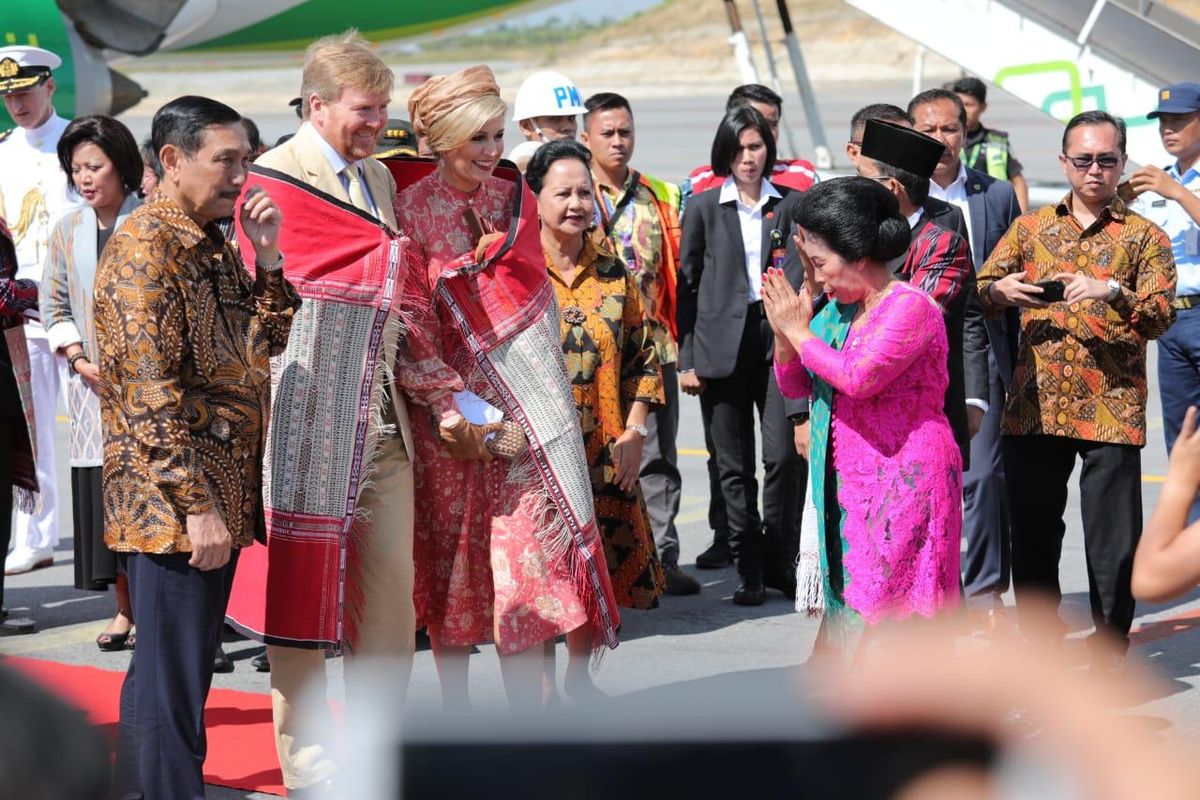 Raja dan Ratu Belanda mengunjungi Sumatera Utara disambut oleh Menko Kemaritiman dan Investasi, Luhut Binsar Pandjaitan dan istri, di Bandara Internasional Kualanamu, Kamis (12/3/2020).