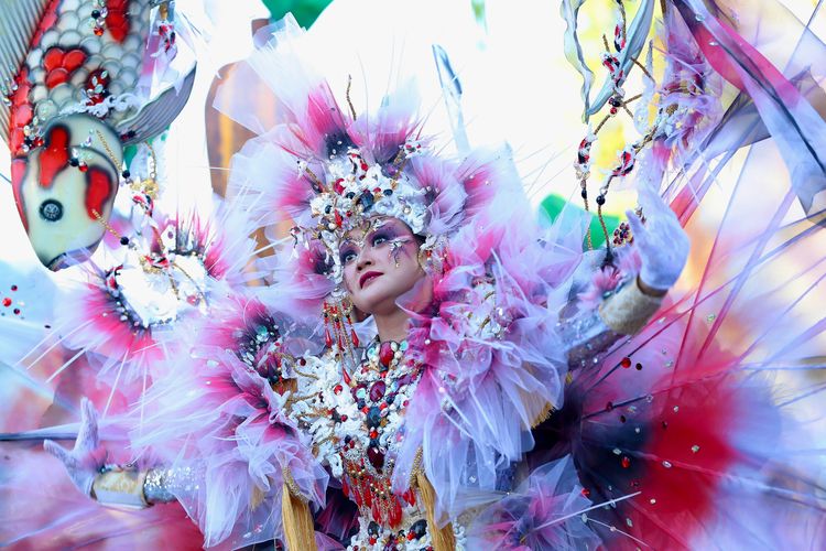 Banyuwangi Ethno Carnival (BEC) 2024 memukau ribuan pengunjung dengan parade kostum yang spektakuler.