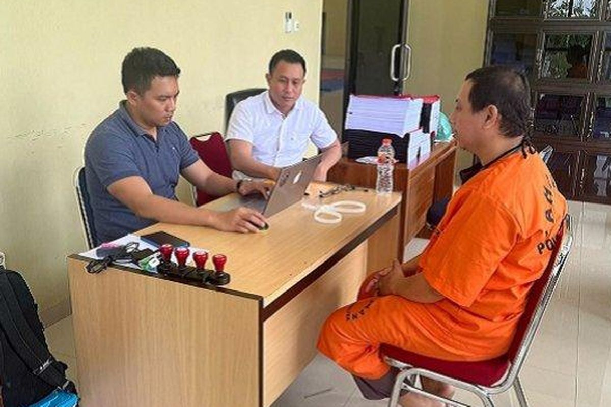 Mantan Kepala Cabang Bank Sultra Konawe Kepulauan (Konkep) Irwanto Jaya Putra saat diperiksa penyidik Sub Tipikor Ditreskrimsus Polda Sultra. 