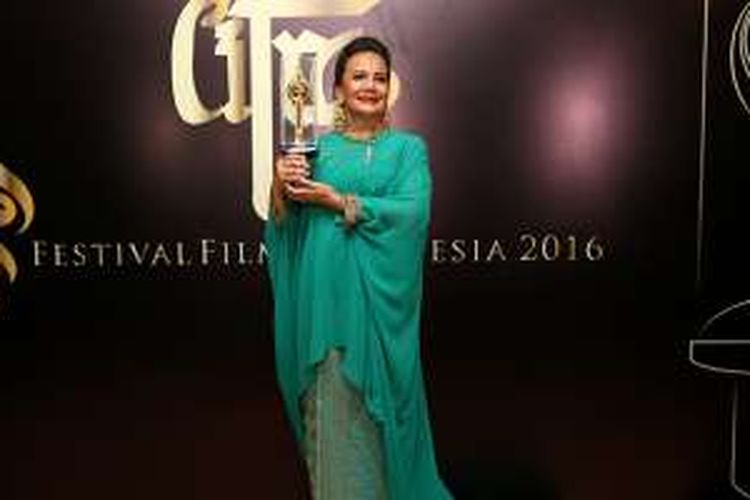 Christine Hakim menerima Lifetime Achievement Award dalam Festival Film Indonesia 2016 di Teater Besar Taman Isamil Marzuki, Jakarta Pusat, Minggu (6/11/2016).