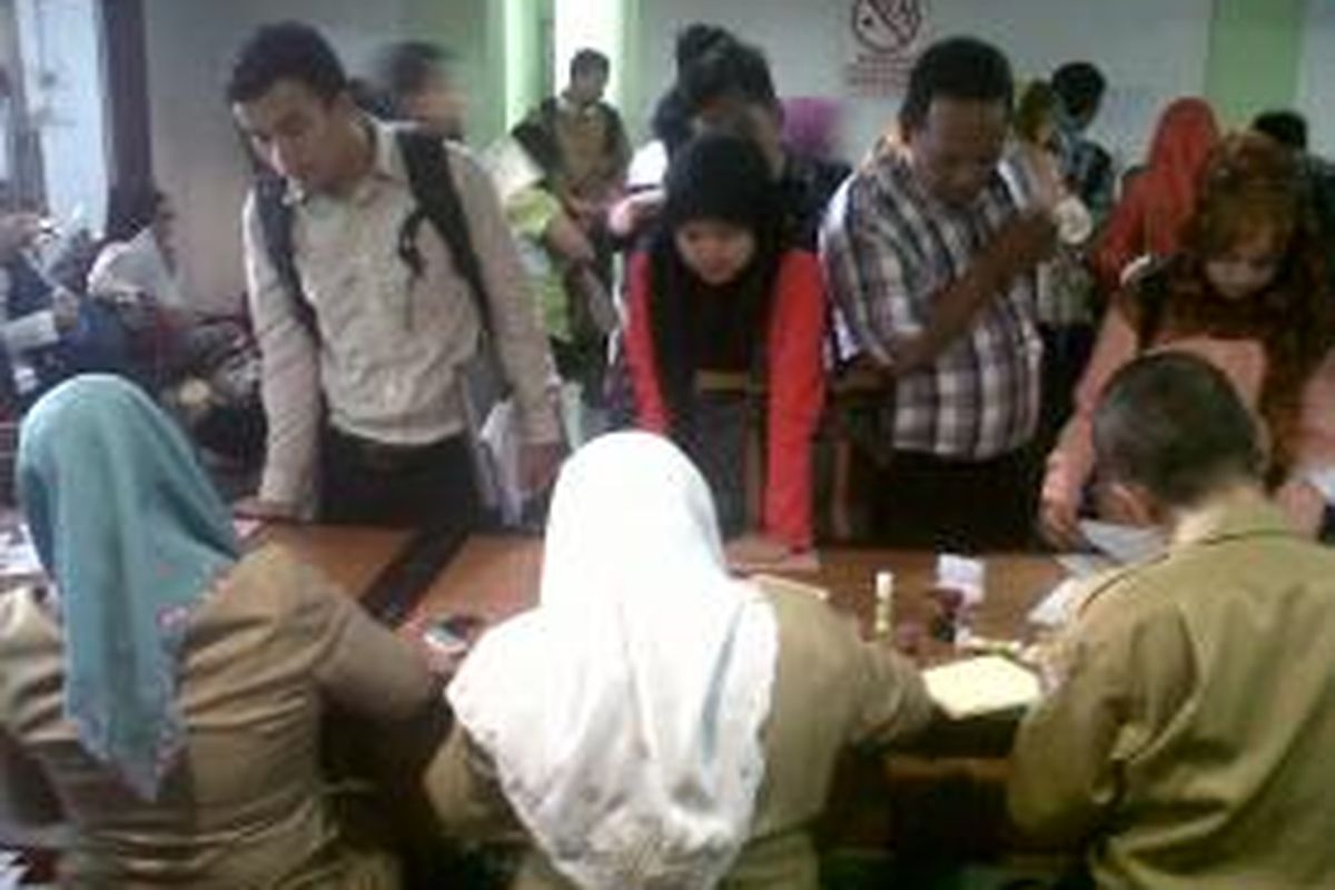 Suku Dinas Tenaga Kerja dan Transmigrasi Jakarta Selatan membuka pembuatan kartu kuning gratis di KompasKarier.com Fair di Gedung Nyi Ageng Serang, Jalan HR Rasuna Said, Jakarta Selatan, Rabu (4/11/2014).
