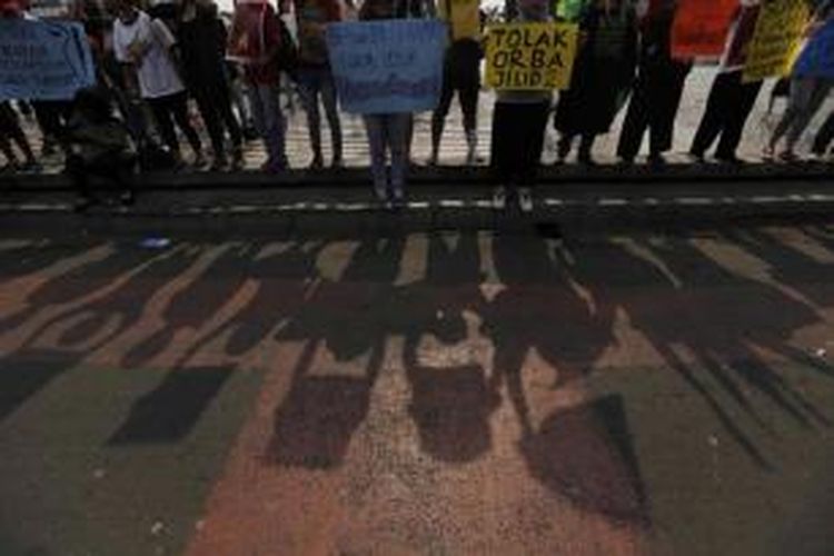 Kontras dan Koalisi Kawal RUU Pilkada berdemonstrasi di Bundaran Hotel Indonesia, Jakarta, Minggu (28/9/2014). Demonstrasi ini merupakan respons atas disahkannya RUU Pilkada menjadi Undang-undang oleh DPR-RI pada sidang paripurna 25 September 2014.