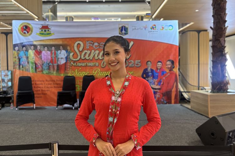 Wakil 2 None Jakarta Barat 2022, Sherly Amanda Aprilia Putri dalam acara Festival Sanggul Nusantara 2025 di The Park Pejaten, Jakarta Selatan, Sabtu (13/12/2025).