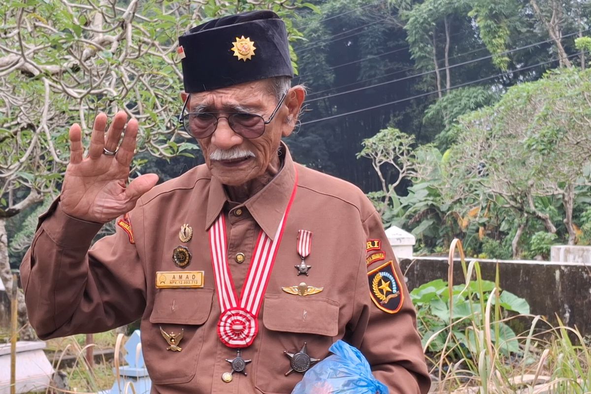 Amad memberikan penghormatan di samping makam istrinya, Supiah