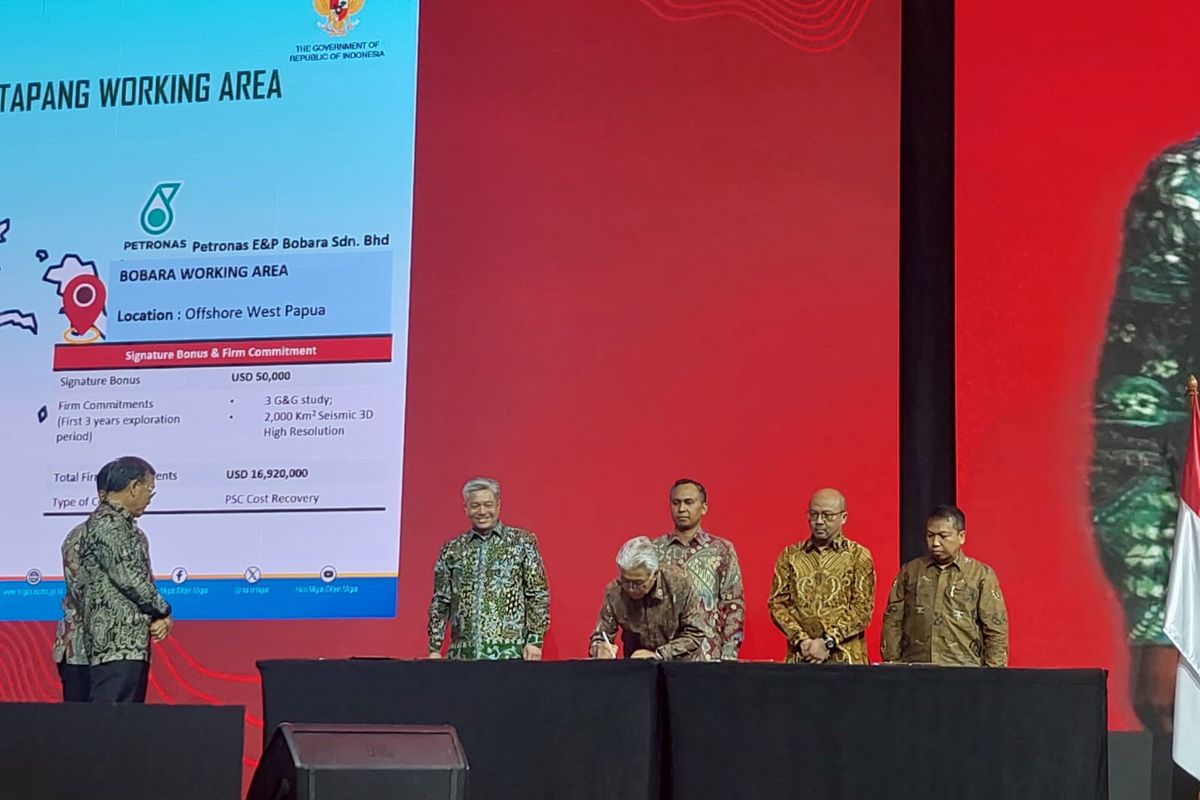 Penandatanganan kerj sama PGN Saka dan Petronas di acara IPA Convex 2024 di BSD, Selasa (14/5/2024_. 
