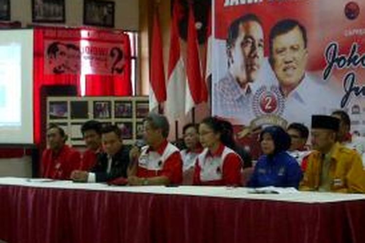 Ketua Tim Pemenangan Joko Widodo-Jusuf Kalla Jawa Tengah Heru Sudjatmoko didampingi partai koalisi saat memberikan keterangan pers terkait perhitungan suara pilpres dari tim Jokowi-JK Jawa Tengah, di kantor DPD PDIP Jateng Sabtu (12/7/2014).