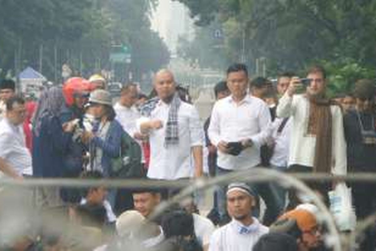 Calon wakil bupati Bekasi Ahmad Dhani ikut sholat Jumat bersama pendemo di depan Istana, Jumat (4/11/2016). 