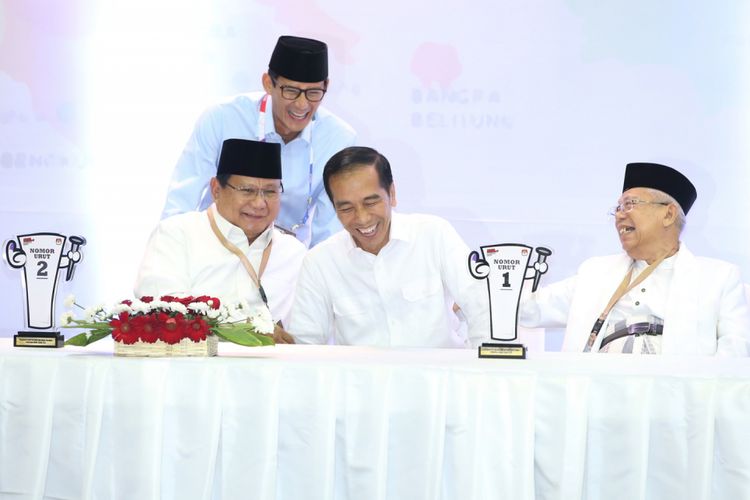 Dua pasangan calon presiden dan wakil presiden Prabowo Subianto - Sandiaga Uno dan Joko Widodo - Maruf Amin saat acara pengundian dan penetapan nomor urut pasangan calon presiden dan wakil presiden pemilu 2019 di Gedung Komisi Pemilhan Umum, Jakarta, Jumat (21/9/2019). Pasangan Joko Widodo - Maruf Amin mendapat nomor urut satu dan pasangan Prabowo Subianto - Sandiaga Uno mendapat nomor urut dua.