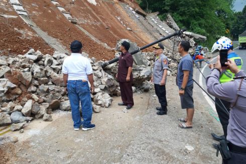 Dihantam Gempa Tasikmalaya 4,9 M, Tembok Penahan Ruas Jalan Bandung-Tasikmalaya Longsor