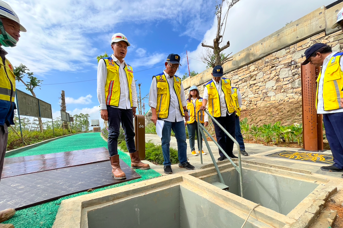 Ketua Satgas Pelaksanaan Pembangunan Infrastruktur Ibu Kota Nusantara (IKN) Danis Hidayat Sumadilaga meninjau terowongan multi utilitas (MUT) yang membentang di Jalan Sumbu Kebangsaan Sisi Barat