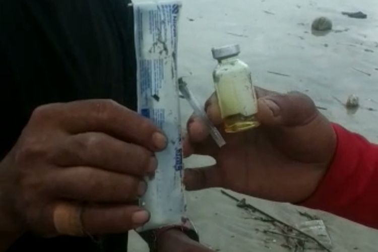 Limbah medis yang ditemukan berserakan di Pantai Pulau Merah Banyuwangi 