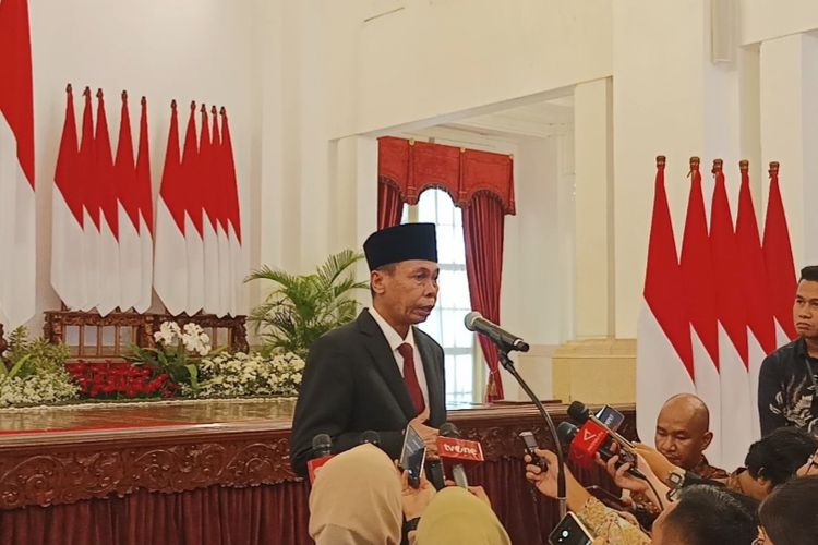 Ketua KPK sementara Nawawi Pomolango saat memberikan keterangan pers di Istana Negara, Jakarta pada Senin (27/11/2023).
