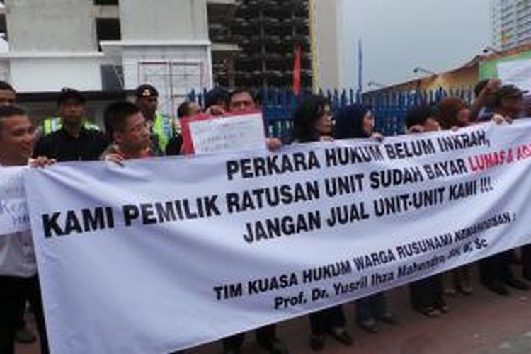 Aksi unjuk rasa yang dilakukan oleh para calon penghuni Kemanggisan Residence pada Rabu (19/2/2014) ini.