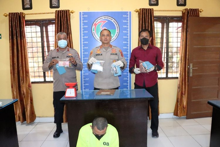 Penyidik Polres Aceh Timur, Provinsi Aceh, menangkap dua kilogram sabu-sabu yang disimpan di pagar rumah warga Desa Tanjong, Kecamatan Idi Rayeuk, Kabupaten Aceh Timur, Rabu (24/8/2022). Nilai sabu-sabu itu seharga Rp 2 miliar.