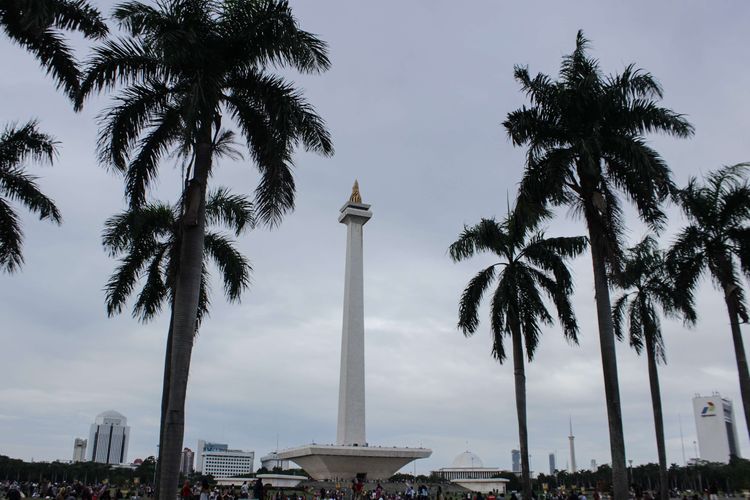 Pengunjung memadati kawasan Monumen Nasional, Gambir, Jakarta Pusat, Minggu (29/12/2019). Jelang penghujung 2019, tempat wisata Monumen Nasional (Monas) ramai dikunjungi wisatawan lokal maupun mancanegara.