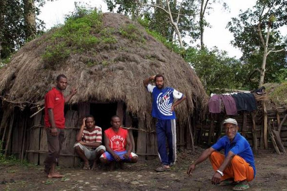 ILUSTRASI: Warga Papua, Ruben Wetipo (paling kanan) bersama anak-anaknya di depan honai (rumah adat Papua) di Kampung Wouma, Wamena, Kabupaten Jayawijaya, Papua, Minggu (29/4/2012). Kaum laki-laki tidur dalam satu honai yang disebut honai pilamo. 
