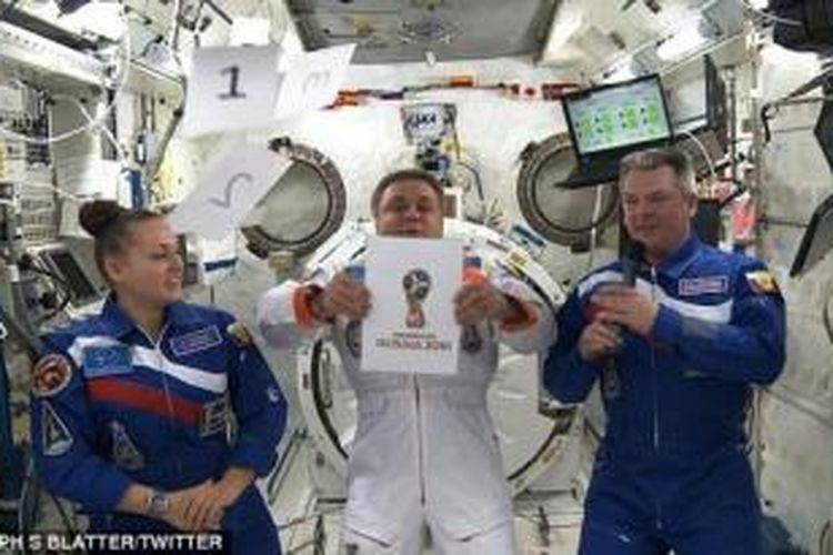 Para kosmonot Rusia yang bertugas di stasiun angkasa luar internasional (ISS) memperkenalkan logo Piala Dunia 2018.