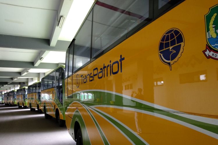 Kondisi bus Trans Patriot Bekasi, Selasa (28/2/2018). Sembilan unit bus Trans Patriot disimpan di area Stadion Patriot untuk menunggu operasional yang saat ini sedang dalam proses lelang.