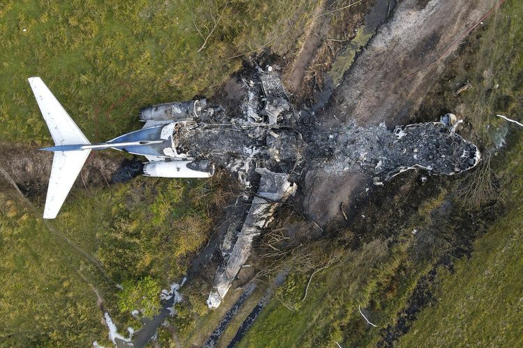 Sisa-sisa pesawat, yang terbakar segera setelah upaya lepas landas yang gagal di Bandara Eksekutif Houston, terlihat di utara Morton Road pada Selasa, 19 Oktober 2021, di Brookshire. Texas.