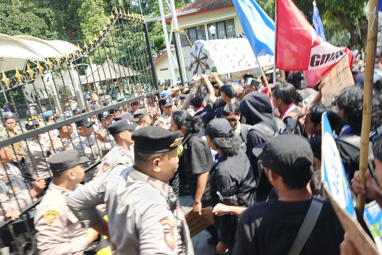 Demo Mahasiswa Salatiga Memanas, Polisi dan Massa Saling Dorong Saat Tuntut Penghentian MBG