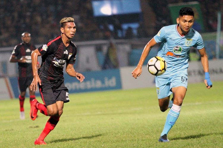 Dendy Sulistyawan (kanan) saat memperkuat Persela Lamongan menghadapi Persipura Jayapura.