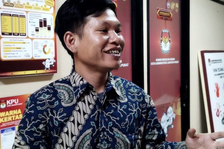 Ketua KPU Jakarta Pusat Efniadiansyah saat diwawancarai di kantonya, Rabu (24/1/2024).