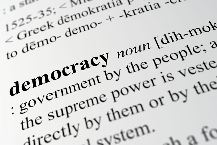 Perbedaan demokrasi liberal dan terpimpin adalah demokrasi liberal bersifat bebas. Sedangkan demokrasi terpimpin sifatnya autokrasi.