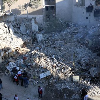 Para pekerja dan sukarelawan Iran berkumpul di lokasi serangan Israel-Amerika yang menurut laporan media lokal menghancurkan Sinagoge Rafi-Nia dan bangunan tempat tinggal di dekatnya di Teheran, pada 7 April 2026.