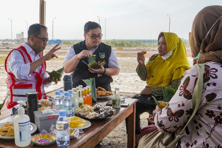 Bupati Kediri, Menhub, dan ibu-ibu warga sekitar Bandara Dhoho Kediri makan bersama sembari membahas pembangunan kabupaten, Jumat (14/7/2023).

