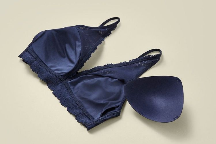 Tampilan bra Plunging Lace dari koleksi UNIQLO Innerwear 