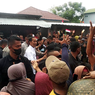 Presiden Jokowi Blusukan ke Pasar Sila Bima, Bagikan Kaus dan Sembako